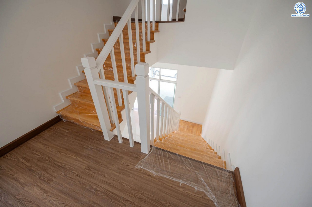 บ้านมือสองตกแต่งใหม่ โครงการ ปริญลักษณ์ วงแหวน-สาทร หลังมุม เนื้อที่ 36.9 ตร.ว. ฟังก์ชัน 3 ห้องนอน 4 ห้องน้ำ 2 ที่จอดรถ ภายในกว้าง พื้นที่ใช้สอยเยอะ บนทำเลเดินทางสะดวก ติดถนนกาญจนาภิเษก เชื่อมต่อถนนเพชรเกษม, ถนนกัลปพฤกษ์ ใกล้รถไฟฟ้าสายสีน้ำเงิน "สถานีหลักสอง"